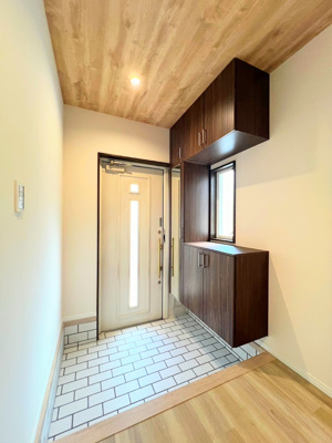 【玄関】 | ◆上山３丁目中古戸建◆ | ◆光の渦が溢れた明るい玄関ホール。「おかえり」と「ただいま」が交差するお家の顔とも言える場所は爽やかで心地良い空間となっています。すっきり片付いた玄関で来客時にも自信が持てそう。

