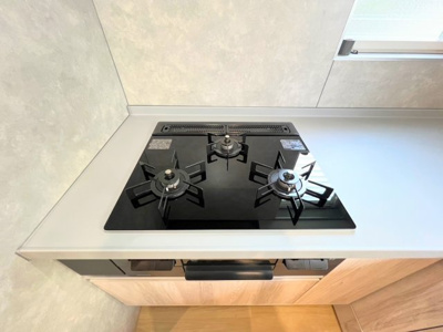 【キッチン】 | ◆上山３丁目中古戸建◆ | ◆使い勝手の良い三口コンロ搭載キッチン。調理スペースも確保され、毎日の料理が快適に楽しめます。