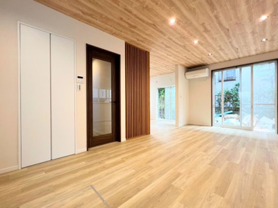 【居間・リビング】 | ◆上山３丁目中古戸建◆ | ◆ご家族の会話がはずむ、開放的なＬＤＫです。休日はお陽さまの光をたっぷりととりこめるぽかぽかリビングで過ごしませんか？