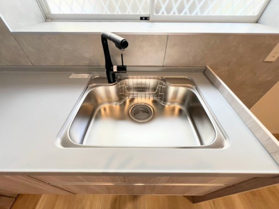 【キッチン】 | ◆上山３丁目中古戸建◆ | ◆ご家族みんなで調理ができる位のスペースを実現したキッチン空間となっております。みんなで作った料理を召し上がりながらの会話は、どのような物になるのでしょうか。