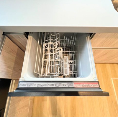 【キッチン】 | ◆上山３丁目中古戸建◆ | ◆食後の食器洗いは食洗機にお任せ！ご家族と団らんの時間を。家事の時短に効果大の食洗器付き。高温洗浄、節水効果もございます。