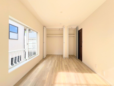 【洋室】 | ◆上山３丁目中古戸建◆ | ◆室内はいつも明るい印象なので気持ちの良い朝を迎えられます。各部屋にはクローゼットを完備しており、収納が多いお家はすっきりして快適空間です。