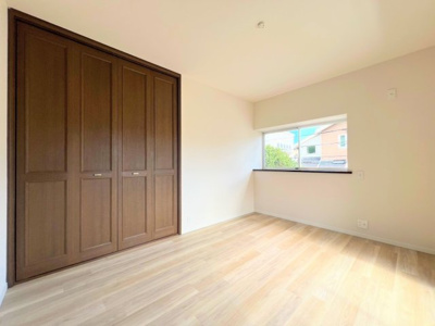 【洋室】 | ◆上山３丁目中古戸建◆ | ◆暮らし心地を大きく左右する収納を、適材適所に配置し使い勝手を考慮しました。空間を余すところなく有効利用した収納は生活空間をより上質なものにしてくれるでしょう。