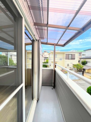 【バルコニー】 | ◆上山３丁目中古戸建◆ | ◆気持ちのいい空が見渡せる広いバルコニー。爽やかな風を感じて、心躍る素敵な暮らしがはじまります。通風・採光にも優れ、心地よい光と風があふれています♪