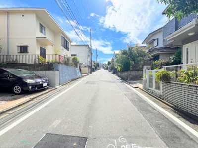 【前面道路含む現地写真】 | ◆上山３丁目中古戸建◆ | ◆前面道路も幅員があり車の運転も安心！前面道路は閑静な住宅地。車通りの少ない道路です。お子様にも安心です。