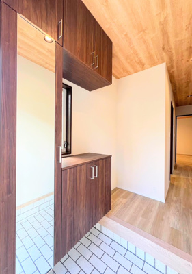 【玄関】 | ◆上山３丁目中古戸建◆ | ◆明るい玄関です！散らかりやすい玄関もスッキリする大容量のシューズボックス付き。
