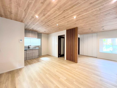 【居間・リビング】 | ◆上山３丁目中古戸建◆ | ◆家族で食卓を囲むダイニングスペースと、ソファでゆったりくつろぐリビングスペースがしっかり区切られているので家具の配置や用途を使いわけしやすいです。