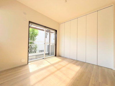 【洋室】 | ◆上山３丁目中古戸建◆ | ◆感性を育むプライベートルームはシンプルでスマートな空間。好みの空間で読書をしたり、音楽を聞いたりと一人の時間も充実したものにできます。