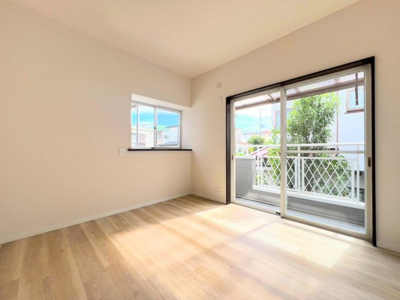 【洋室】 | ◆上山３丁目中古戸建◆ | ◆気持ちの良い風が室内へ入り込む居室。家具を配置しても広々ご利用いただけます！！