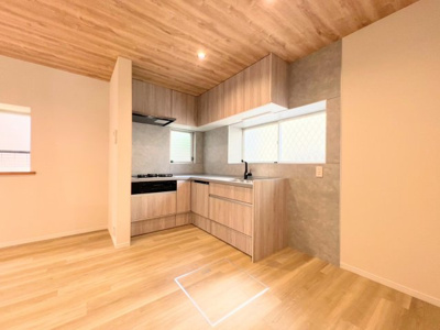 【キッチン】 | ◆上山３丁目中古戸建◆ | ◆デザイン性と機能性を兼ね備えたキッチンです。リビングスペースとの一体感が生まれ、広々空間を演出してくれます。