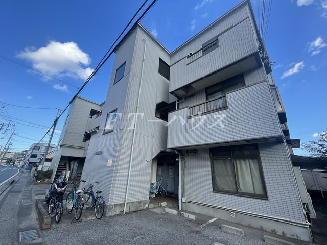 マンションカオルの外観