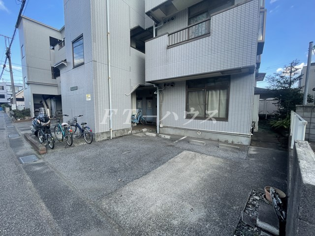 マンションカオルの駐車場