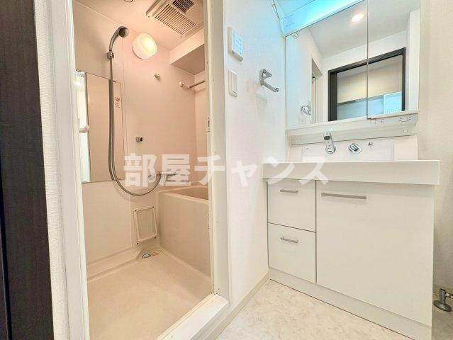 レジディア鶴舞の洗面所|明るい洗面所です