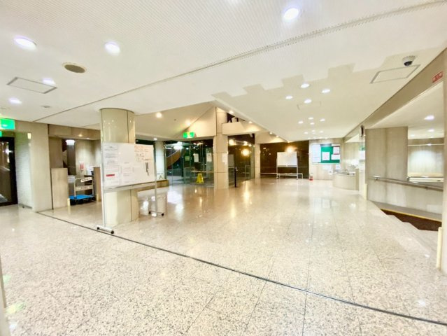 朝日プラザ柏木西棟のエントランス