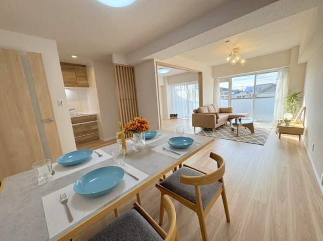 日商岩井西新井マンションの居間・リビング|リフォーム済のキレイなお部屋で新生活をスタートできます（設置されているインテリア家具はディスプレイ用になります）