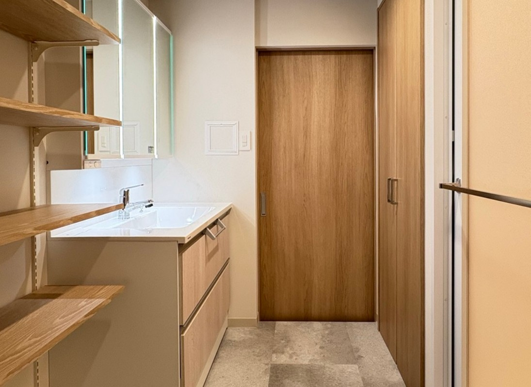 【中古マンション】サンマンションアトレ川越のトイレ|洗面も明るく収納もたっぷり！