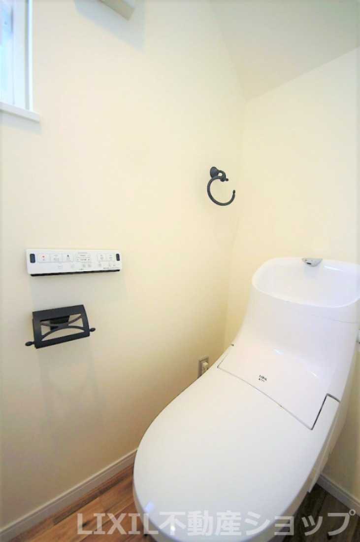 アウトドア×お家のトイレ|ウォシュレット付、ペーパーホルダーにもこだわりポイント