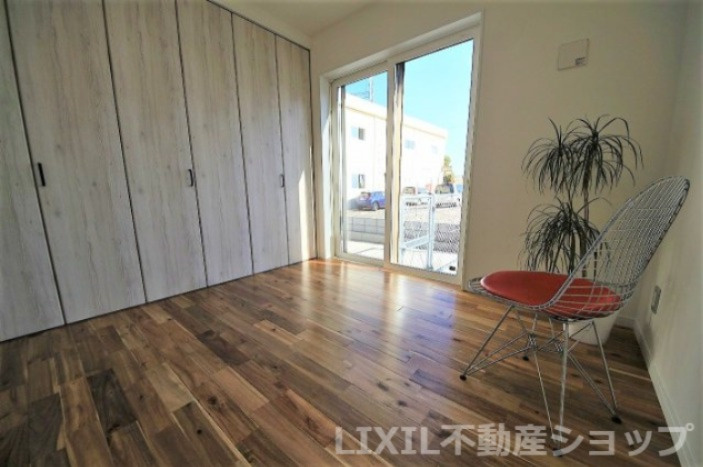 アウトドア×お家の洋室|収納建具も高さがあり、お部屋のアクセントに