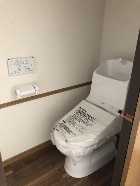 シャワー付きトイレ新品です
