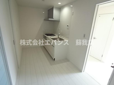 【居間・リビング】 | ナリトモ仁戸名Ｄ | ゆったり過ごせる居間です