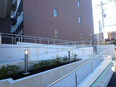 スロープ付なのでベビーカー、車いすも可能です。