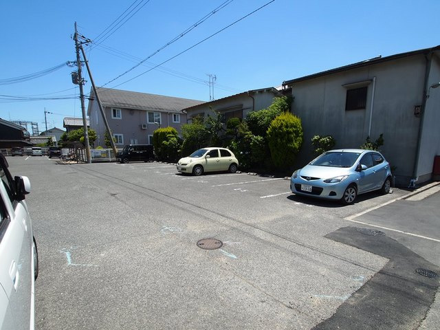 アドゥニスハイツＢの駐車場