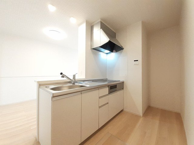 ヘリオス　ガーデンＡのキッチン|コンパクトなキッチンで掃除もラクラク