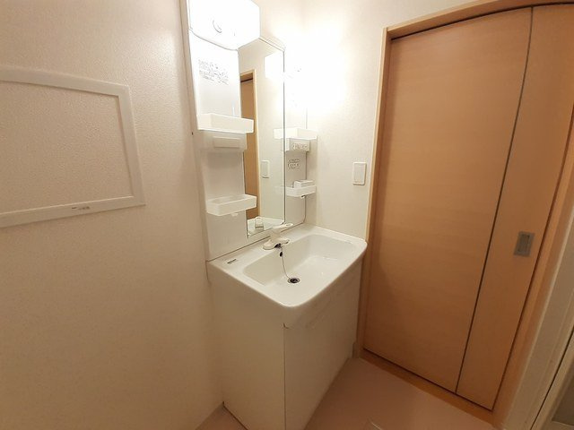 ＢＯＸ３２Ⅰの洗面所|明るい洗面所です