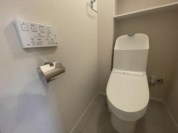 ローズハイツ武蔵小杉のトイレ|落ち着いた色合いのトイレは、保温・洗浄機能付きです。
