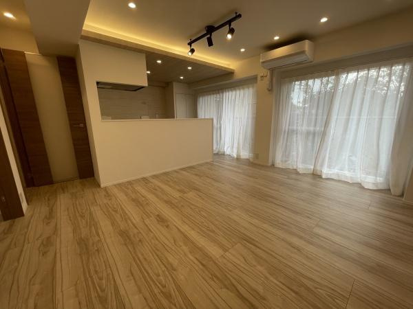 【居間・リビング】 | ローズハイツ武蔵小杉 | 窓からの日差し・風・すべてが心地よくゆったりとした時間を過ごせます♪