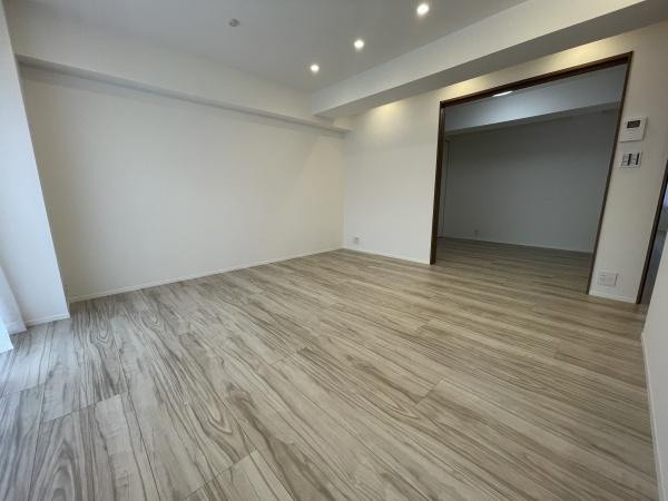 ローズハイツ武蔵小杉の居間・リビング|キッチンからリビングダイニングまで見渡せて、ご家族のコミュニケーションも取りやすい間取りです♪