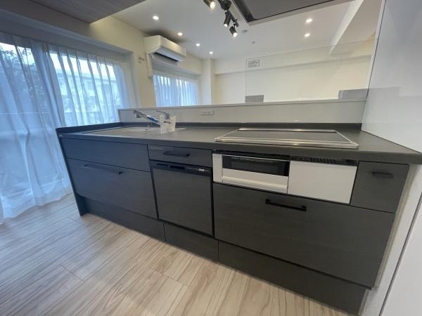 ローズハイツ武蔵小杉のキッチン|キッチンスペースは広々しており、調理の効率が上がる３口コンロに、食洗器もついており、家事もはかどります♪