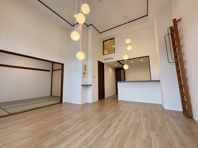 ライオンズヴィアーレ鹿山A棟の居間・リビング