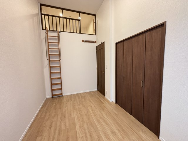 ライオンズヴィアーレ鹿山A棟の洋室