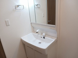 【洗面所】 | アヴニール・ヒルズⅣ | ゆったりとスペースのある洗面所