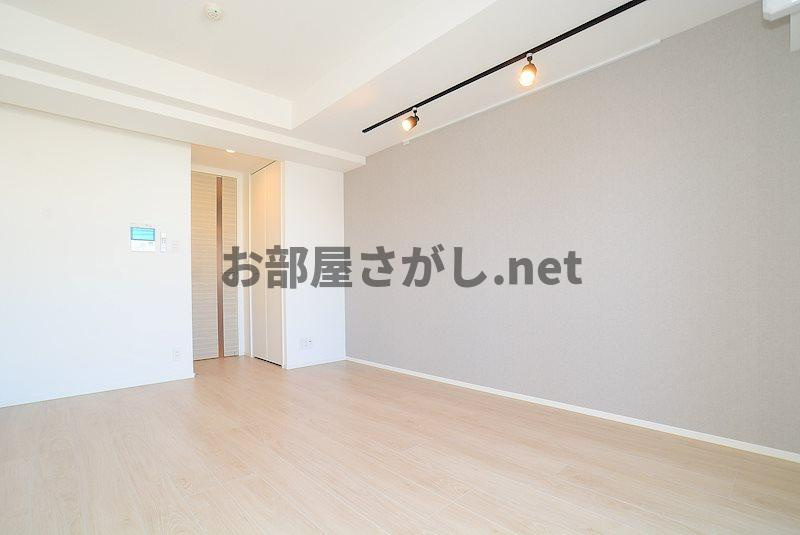 グランドコンシェルジュ池袋本町イーストの内装|広くて明るい寝室