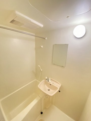 【浴室】 | レオパレスＣＥＣＩＬＣＯＵＲＴ | ゆったり過ごせるお風呂です