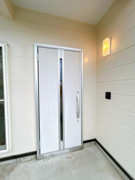 五戸町字中道十文字の玄関|【リフォーム済】おうちの顔となる玄関は新品のドアに交換しました。