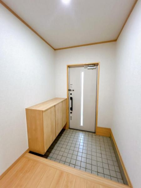 五戸町字中道十文字の玄関|【リフォーム済】玄関ホールです。シューズボックス新品交換、照明新品交換、フロア張替え、壁天井クロス仕上げ等行いました。