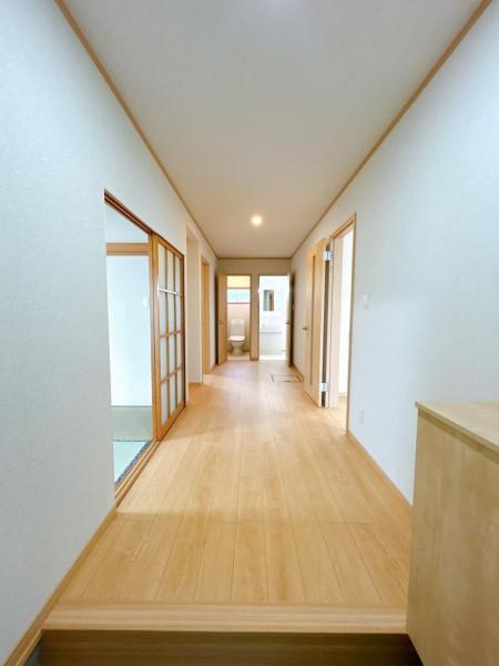 五戸町字中道十文字のその他|【リフォーム済】廊下の写真です。フローリング張り、壁天井クロス仕上げ、照明新品交換等を行いました。