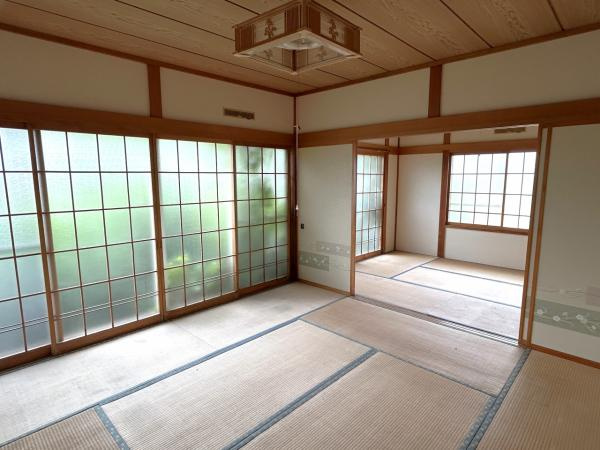 五戸町字中道十文字の和室|【リフォーム中】南側8帖和室にリフォームするお部屋です。畳表替え、壁天井クロス仕上げ、照明新品交換等を行います。奥の6帖和室と続き間になります。