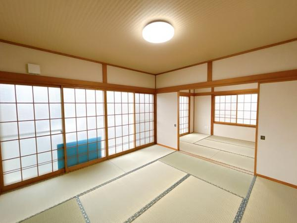 五戸町字中道十文字の和室|【リフォーム済】南側8帖和室にリフォームするお部屋です。畳表替え、壁天井クロス仕上げ、照明新品交換等を行いました。奥の6帖和室と続き間になります。