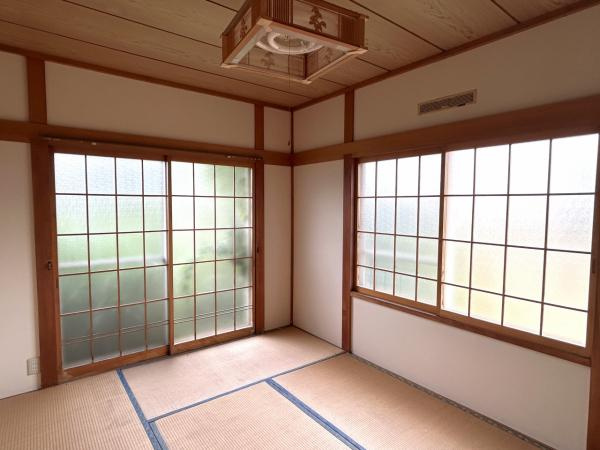 五戸町字中道十文字の和室|【リフォーム中】南側6帖和室にリフォームするお部屋です。畳表替え、壁天井クロス仕上げ、照明新品交換等を行います。