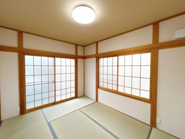 五戸町字中道十文字の和室|【リフォーム済】南側6帖和室にリフォームするお部屋です。畳表替え、壁天井クロス仕上げ、照明新品交換等を行いました。