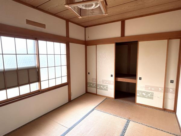 五戸町字中道十文字の洋室|【リフォーム中】西側6.5帖洋室にリフォームするお部屋です。フローリング張り、壁天井クロス仕上げ、照明新品交換等を行います。