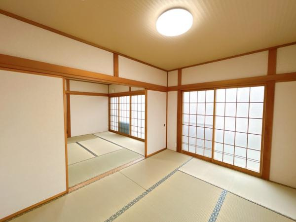 五戸町字中道十文字の和室|【リフォーム済】続き間和室の別角度写真です。