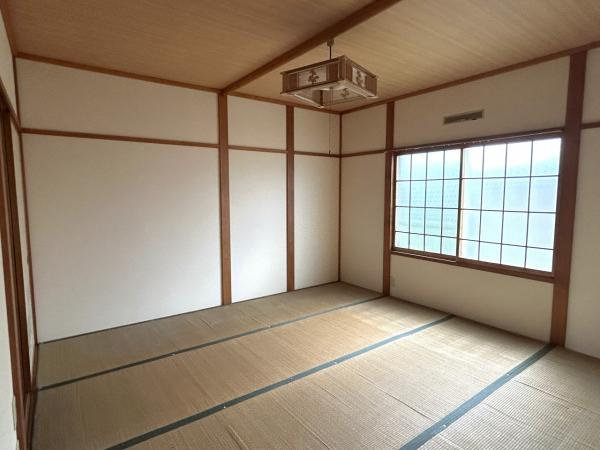 五戸町字中道十文字の洋室|【リフォーム中】北側7帖洋室にリフォームするお部屋です。フローリング張り、壁天井クロス仕上げ、照明新品交換等を行います。