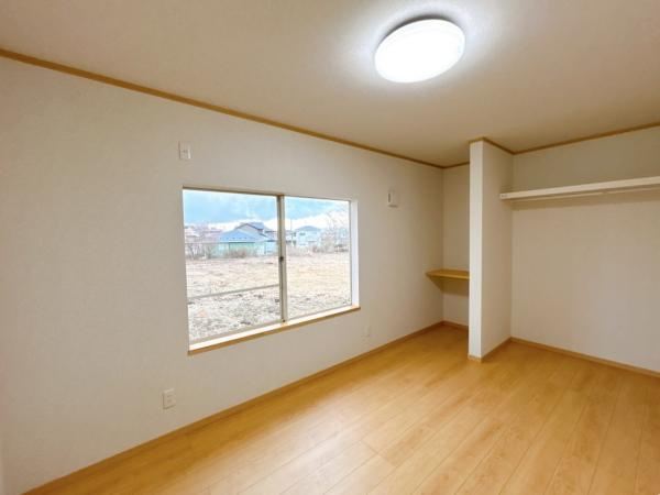 五戸町字中道十文字の洋室|【リフォーム済】西側6.5帖洋室にリフォームするお部屋です。フローリング張り、壁天井クロス仕上げ、照明新品交換等を行いました。