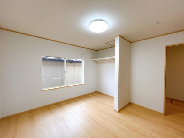 五戸町字中道十文字の洋室|【リフォーム済】北側7帖洋室にリフォームするお部屋です。フローリング張り、壁天井クロス仕上げ、照明新品交換等を行いました。