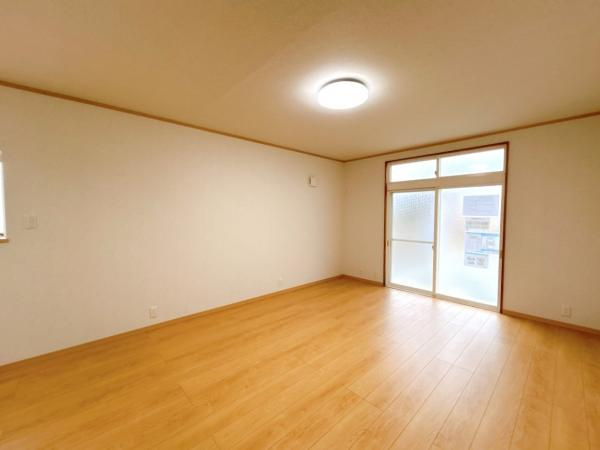 五戸町字中道十文字の洋室|【リフォーム済】約16帖のLDKにリフォームした部屋のリビング側の写真です。